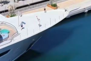 周游世界！魔术师豪华游艇停靠巴塞罗那 在游艇上打篮球